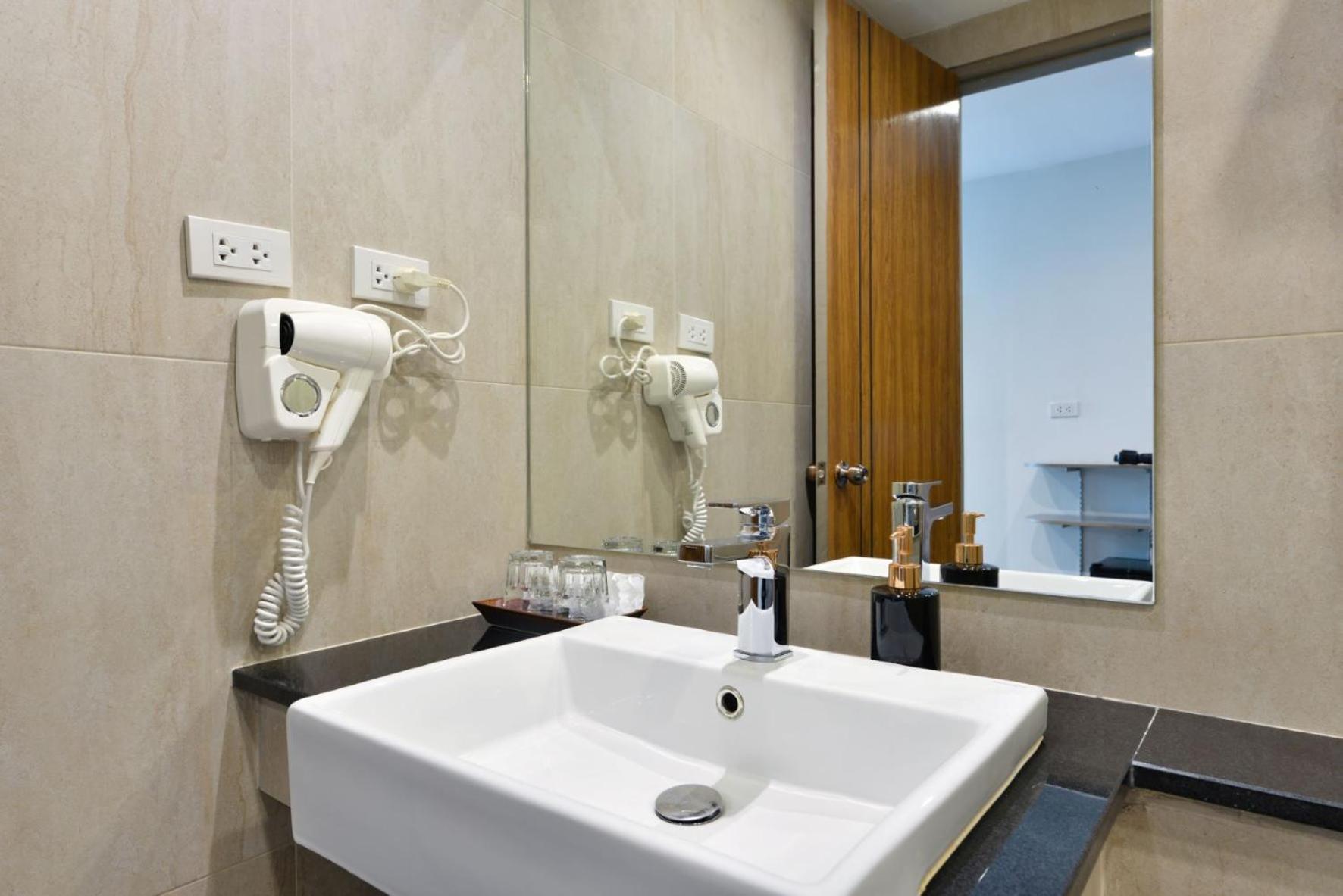Bedever Boutique Bangkok Hotel - Bts Phra Khanong Bagian luar foto